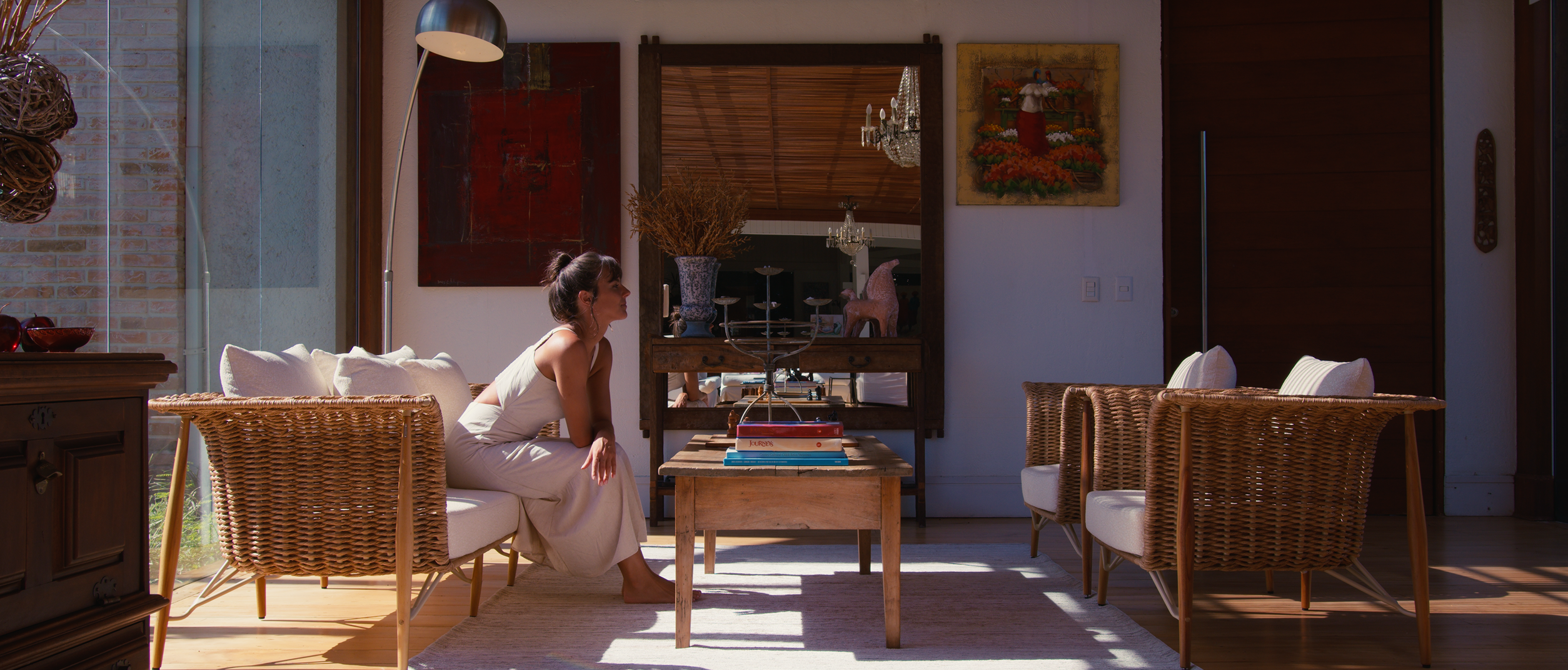 Set de filmagem de vídeo institucional com câmera cinematográfica e iluminação profissional