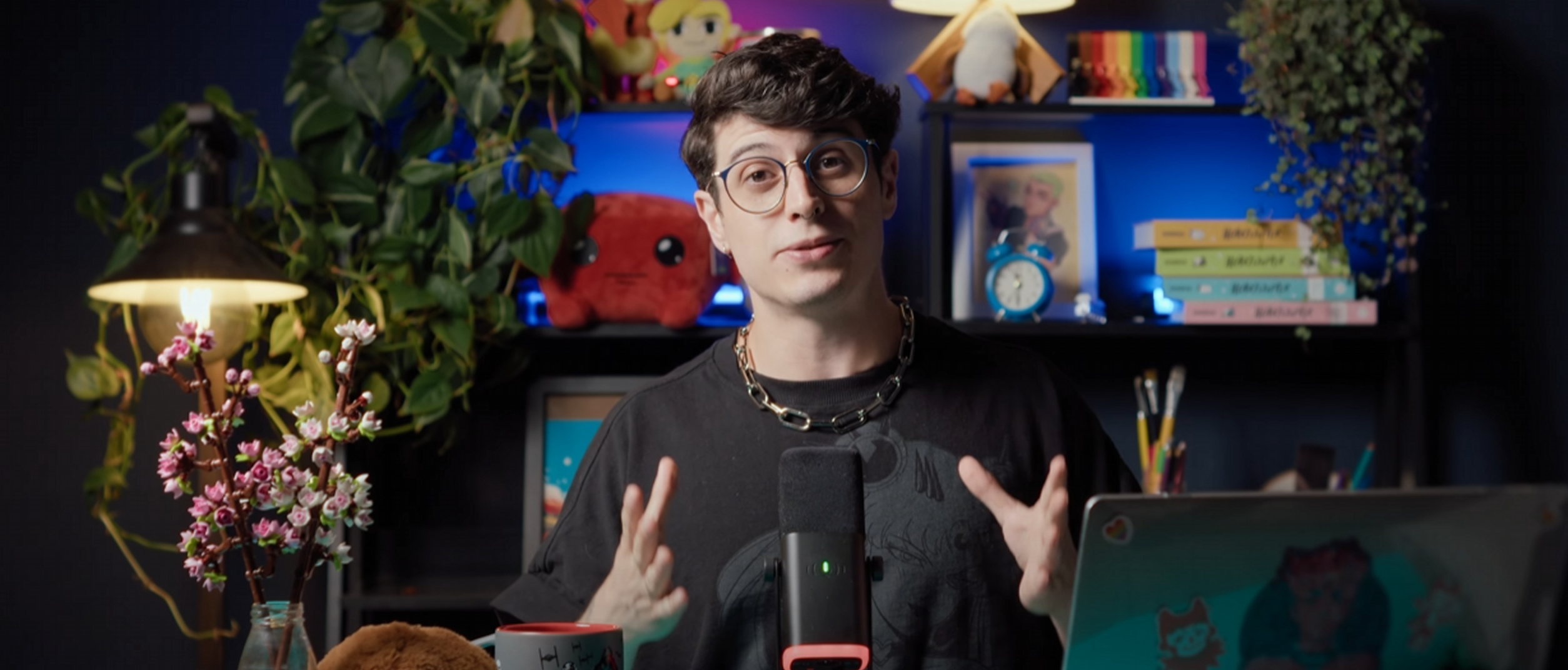 Instrutor gravando videoaula em estúdio com prompter, chroma key e iluminação profissional